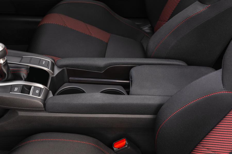 Детали интерьера Honda Civic Si Coupe (FC) 2019 года  (NA) (фото 16 из 30)